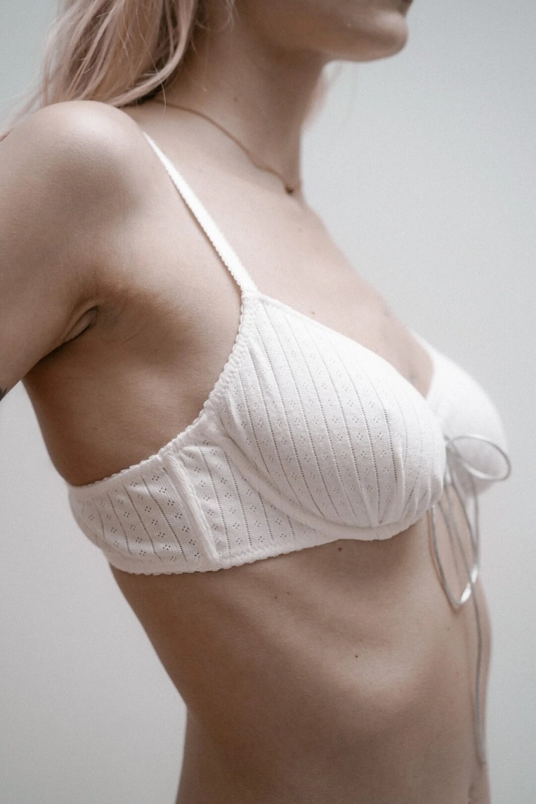 Бюстгальтер Gamrekeli, 4 900 руб. Мастера Gamrekeli взяли нежнейшую хлопковую рибану (подсмотрели у самых уютных пижам!) и отшили из нее удобные