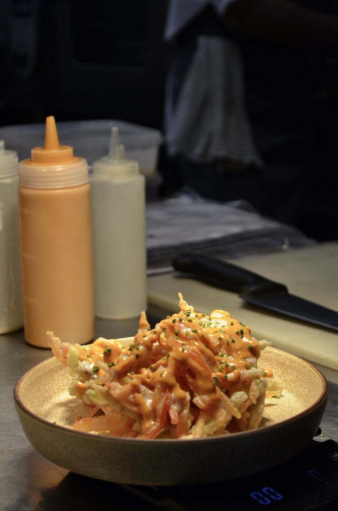 Хрустящие овощи в кляре с соусом ромеско