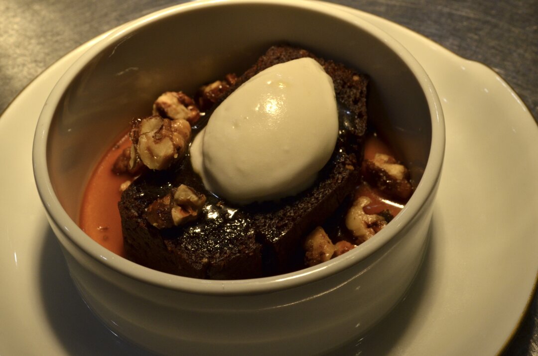 Кофейный кекс с карамелью и кремом на белом шоколаде