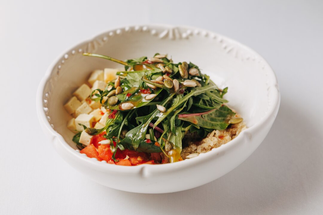 Салата с киноа, авокадо и томатами под цитрусовой заправкой