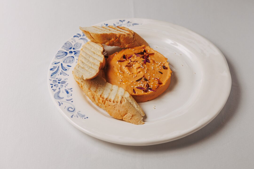 Хумус из белой фасоли с кунжутом и поджаренным багетом