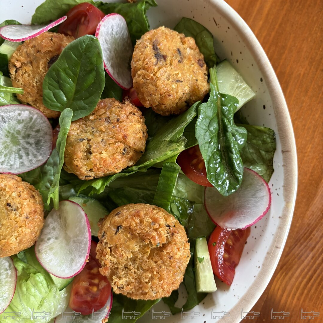 Овощной салат с фалафелями и цитрусовой заправкой