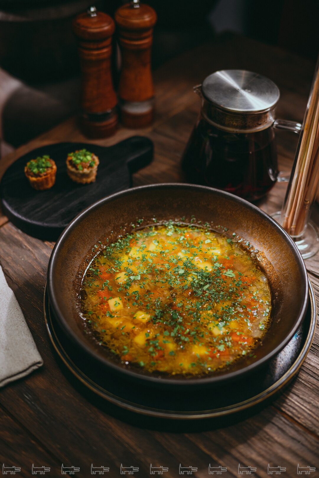 Щи зеленые с тарталетками, начиненными грибной икрой