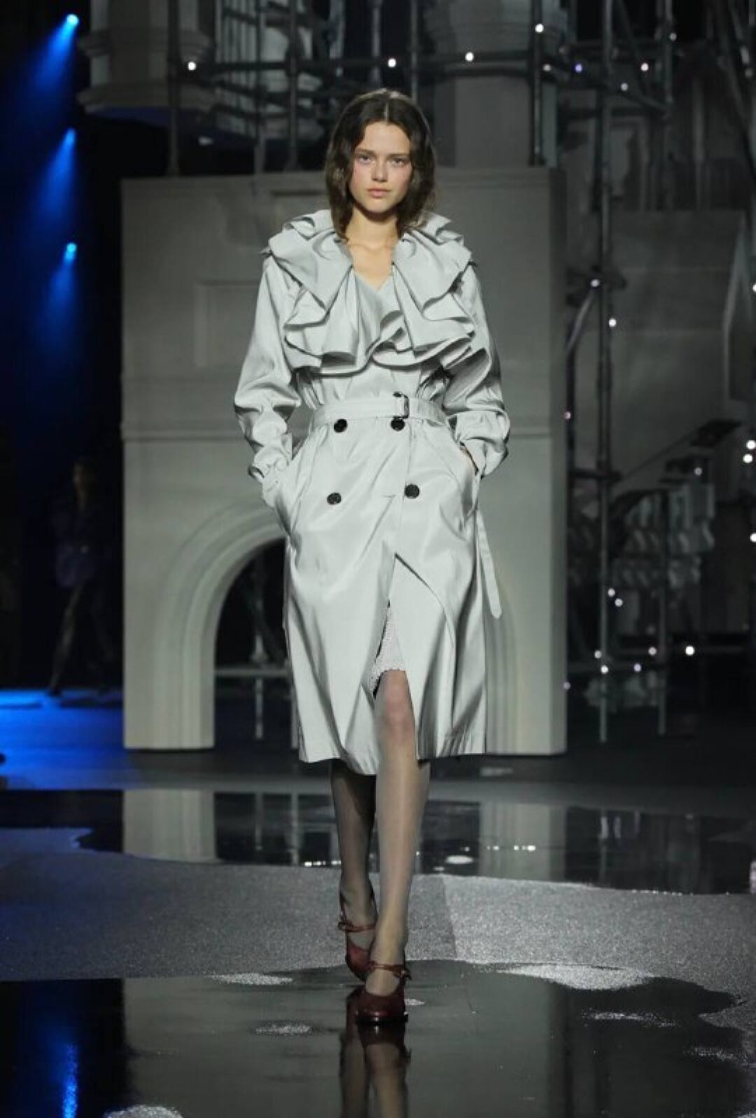 Чередуем классические тренчи Bubrberry с вариантами с лацканами-жабо