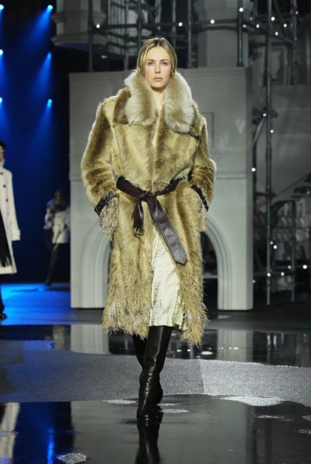 Фиксируем стайлинг-трюк: повязываем вокруг шубы пояс плаща из кожи