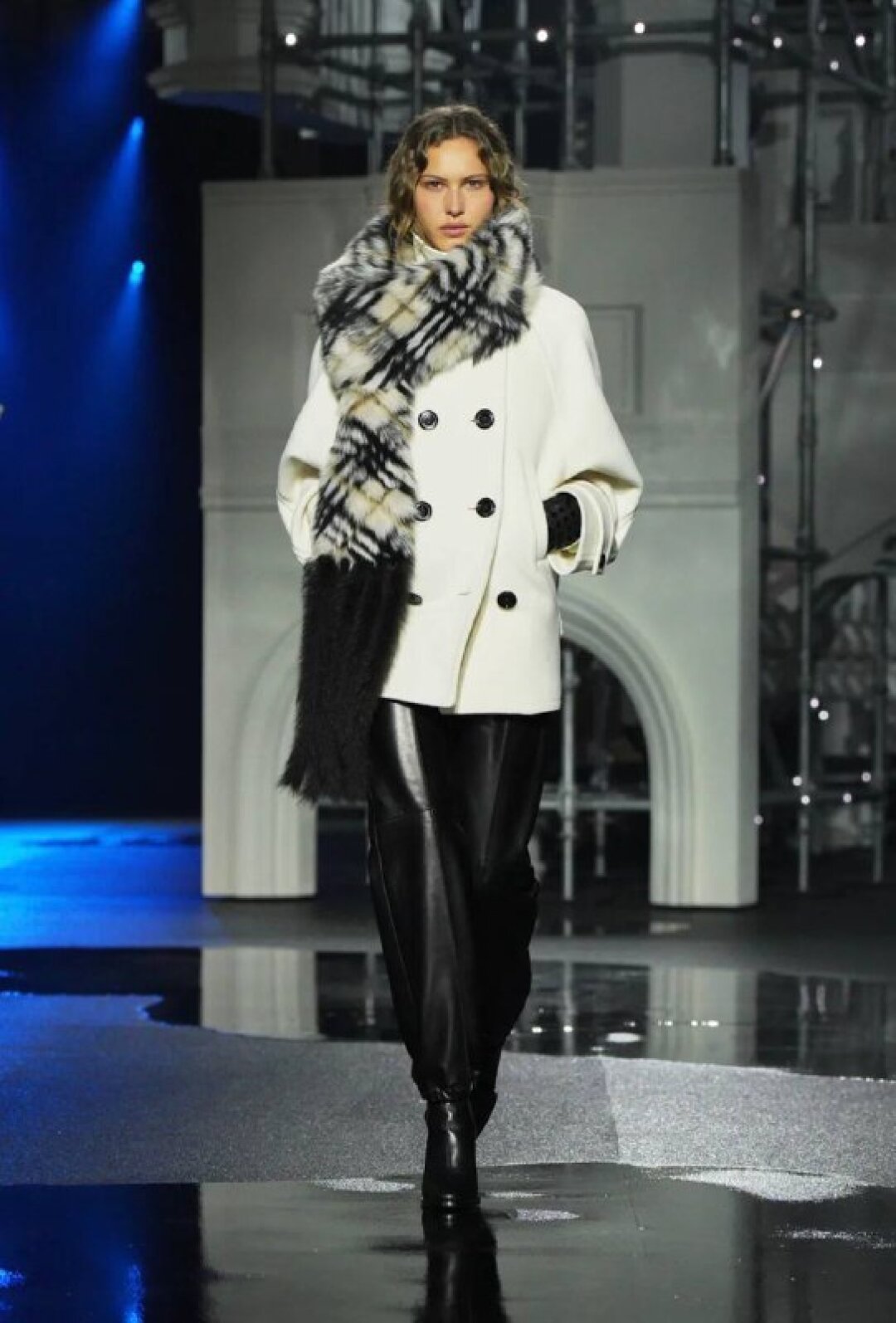 Нам это надо: меховой шарф с фирменной клеткой тартан (будем носить с двубортными пальто!)