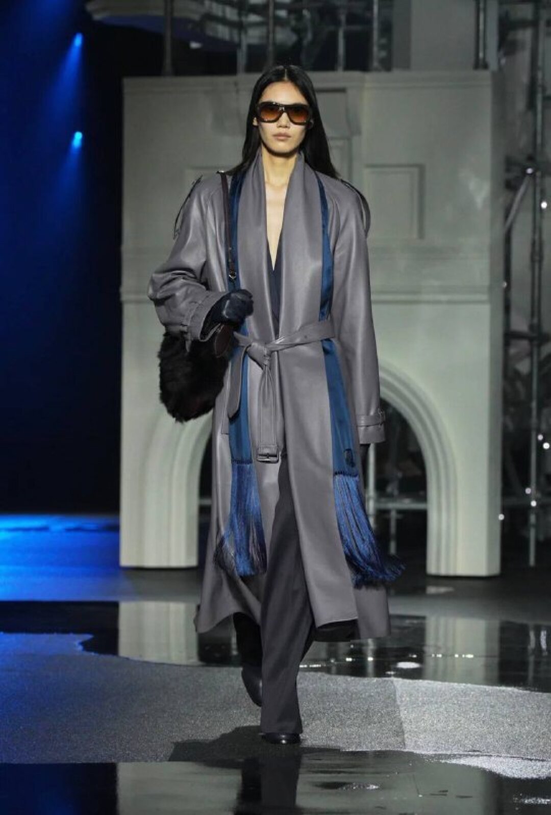 Важнейший микротренд года — шелковые шарфы с бахромой (носим в качестве поясов или кушаков с джинсами и пиджаками, а еще — накидываем поверх кожаных