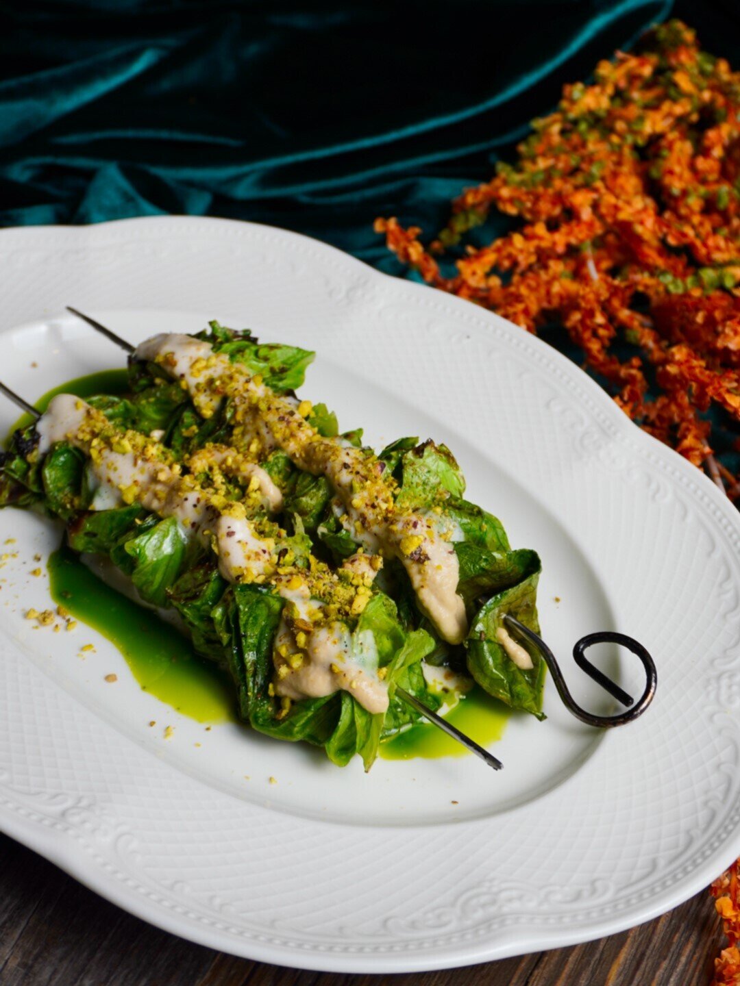 Жареный салат с кремом кешью в «One Гоги»