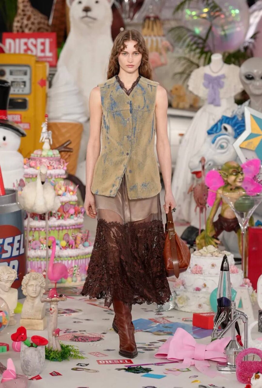 Стайлинг-трюк: приручаем полностью прозрачное платье в трендовой будуаркорной эстетике с помощью шелковой мини-комбинации и удлиненного жилета из