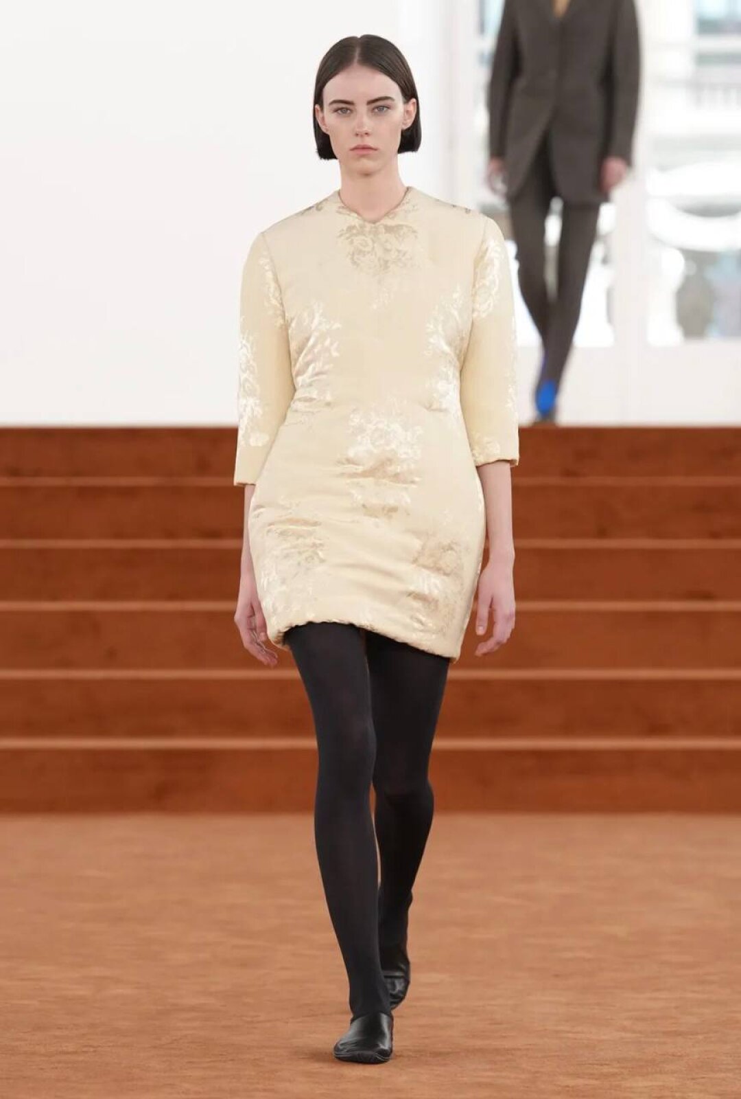 Пухлое платье из жаккарда, вдохновленного мебельной обивкой (в честь ремесла отца Беллотти!)