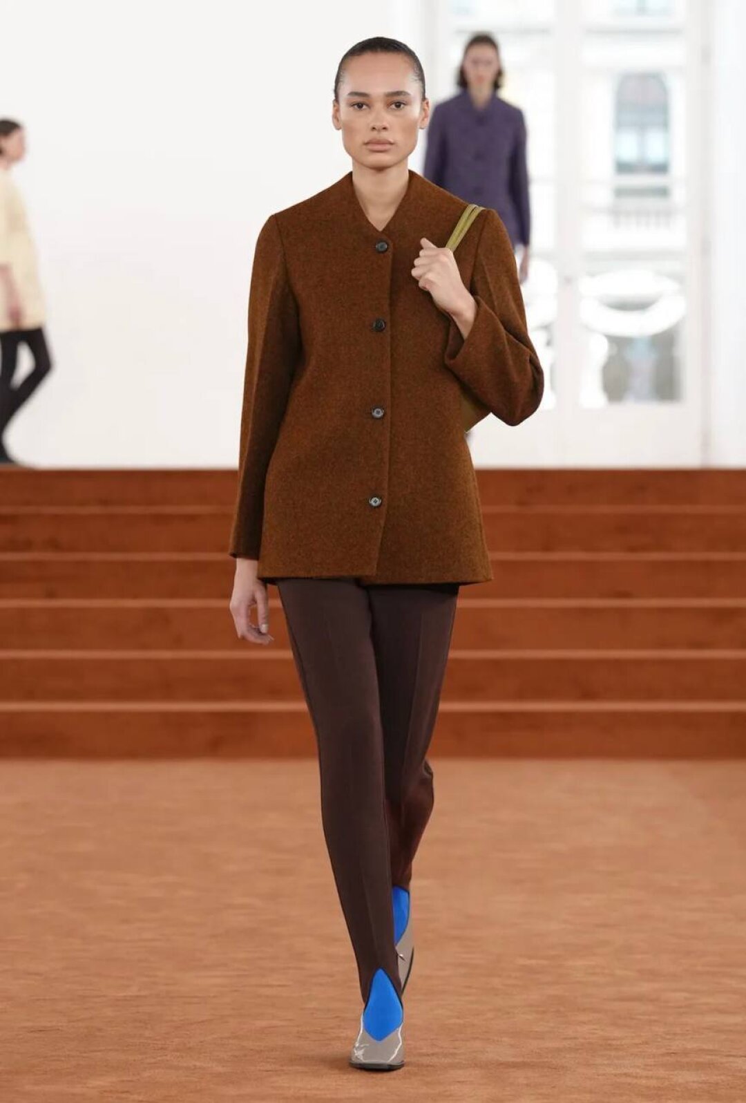 Ультрамарин не сдает позиций — в доказательство Симоне Беллотти дополнил монохромные луки насыщенно-синими носками