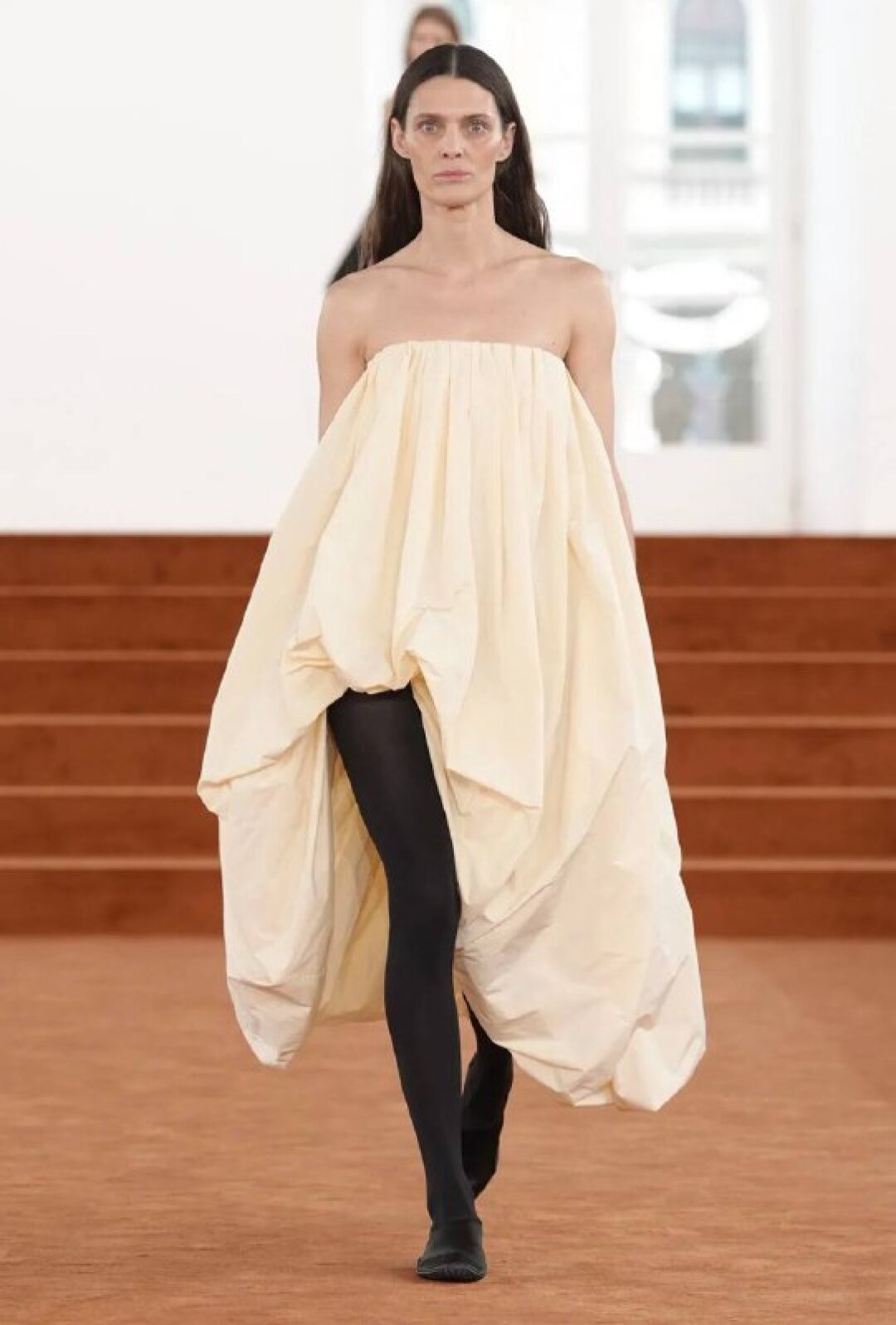 Купили юбку-баллон и не знаете, что с ней теперь делать? Совет от худрука Jil Sander: превратите в платье и заправьте один край подола в колготки