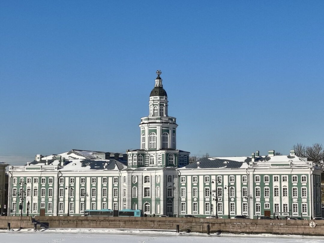 Слева на фото — флигель по Таможенному переулку. После реконструкции в нем откроется кинозал, где будут показывать фильмы о народах России (и не