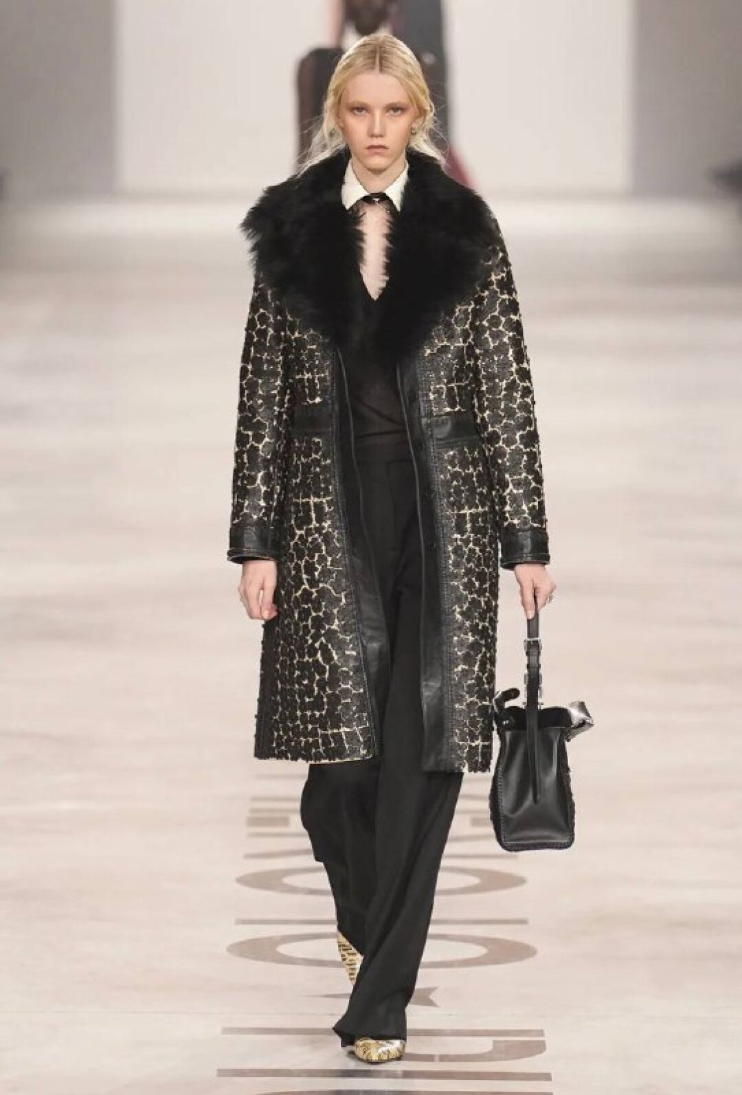 Приближаем узор на пальто и видим уникальную технологии кожаной инкрустации