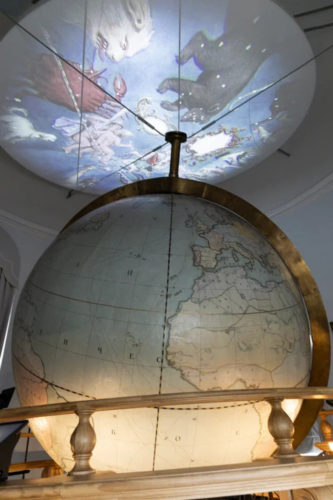 Именно эту картинку наблюдали монархи XVIII века внутри Готторпского глобуса!