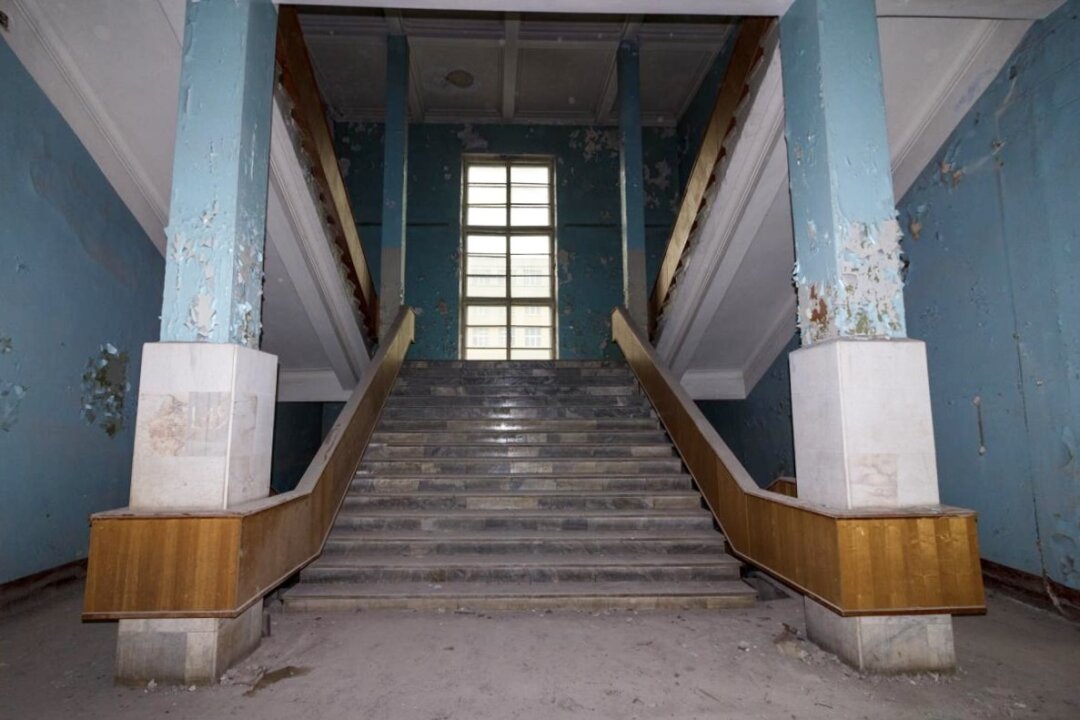 Парадная лестница внутри здания фабрики-кухни на Московском проспекте, 114