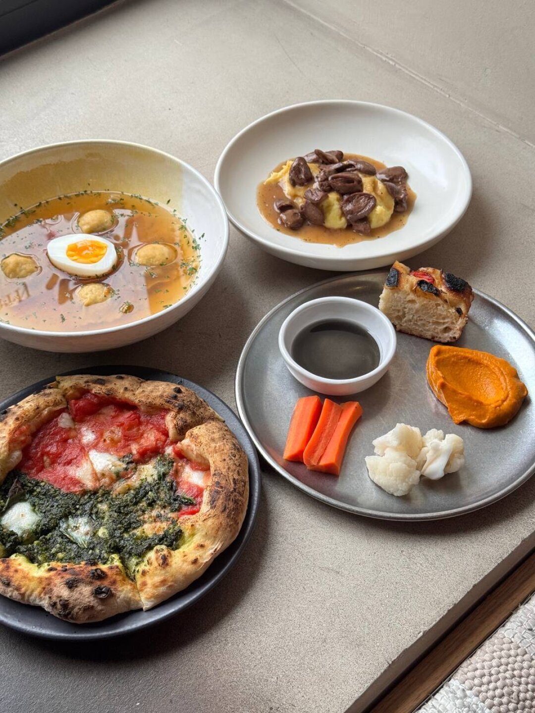 В итальянском бистро Mill на Чайковского обеденное меню обещают менять еженедельно, конечно, не пренебрегая своими экспериментами с ферментацией. За