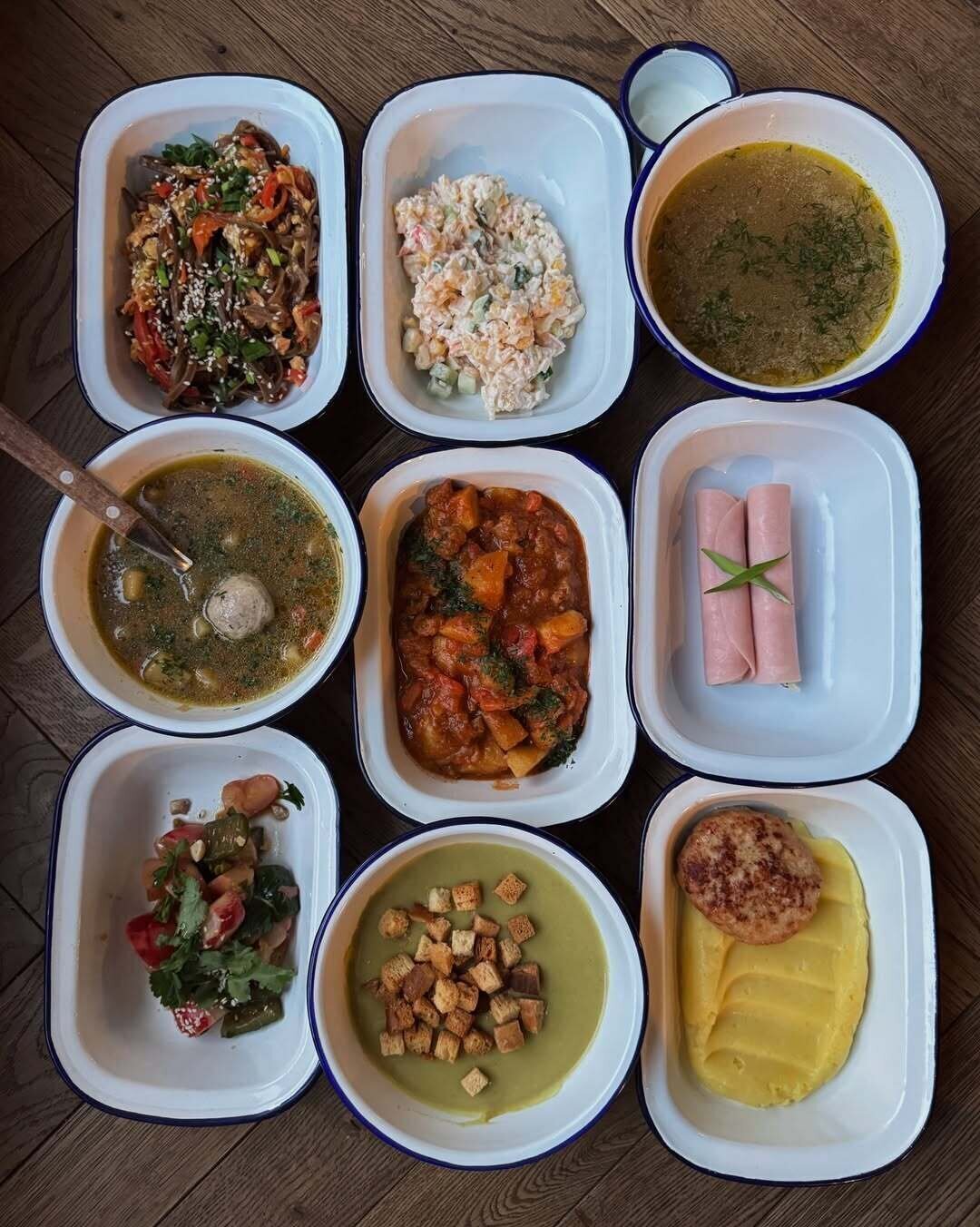 Честный и очень сытный ланч из трех блюд с напитком за 495 руб. в «Федя, Дичь!» включает на выбор салат из битых огурцов с арахисом и редисом или