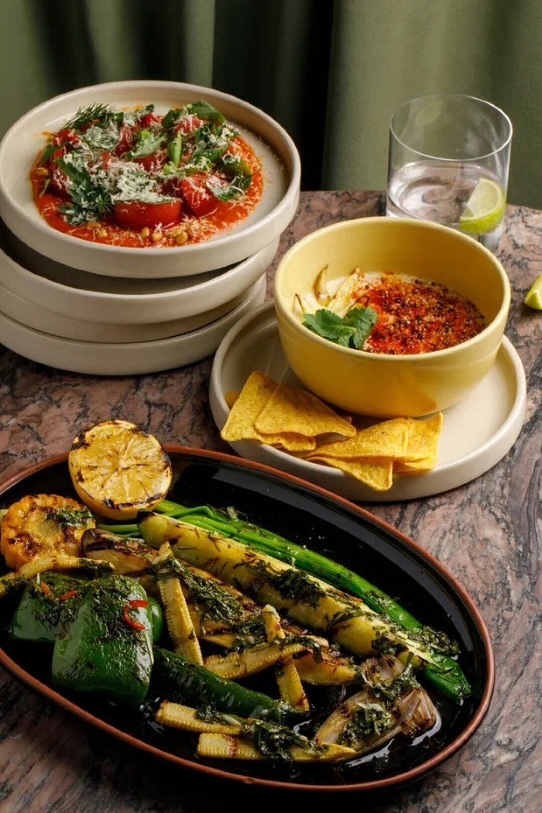 Очень солнечное постное меню подготовил шеф-повар Сергей Гальцев для Juan Cantina Espanola в особняке Мясникова. Берем печеные перцы с соусом ромеско