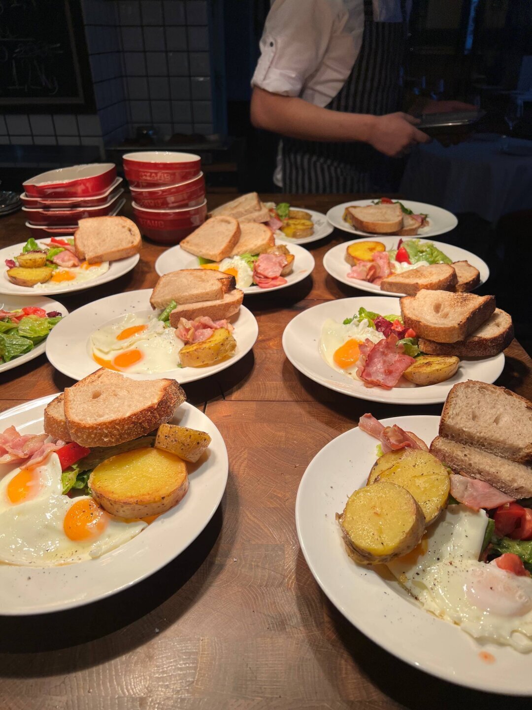 У команды Blackchops есть традиция — остаться после смены, сесть за бар и выпить пинту пива. В течение смены сотрудники едят раздельно, но иногда, во