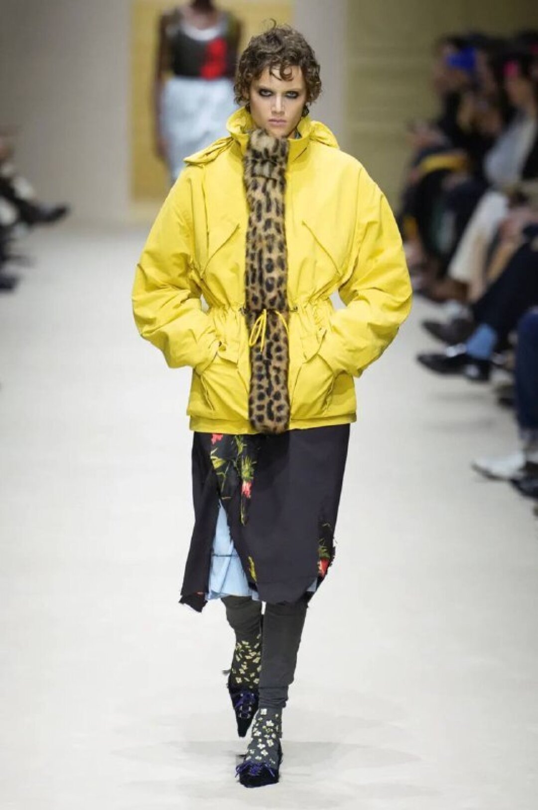 Говорим «да» паркам с меховой отделкой (на капюшоне и поверх застежки!)