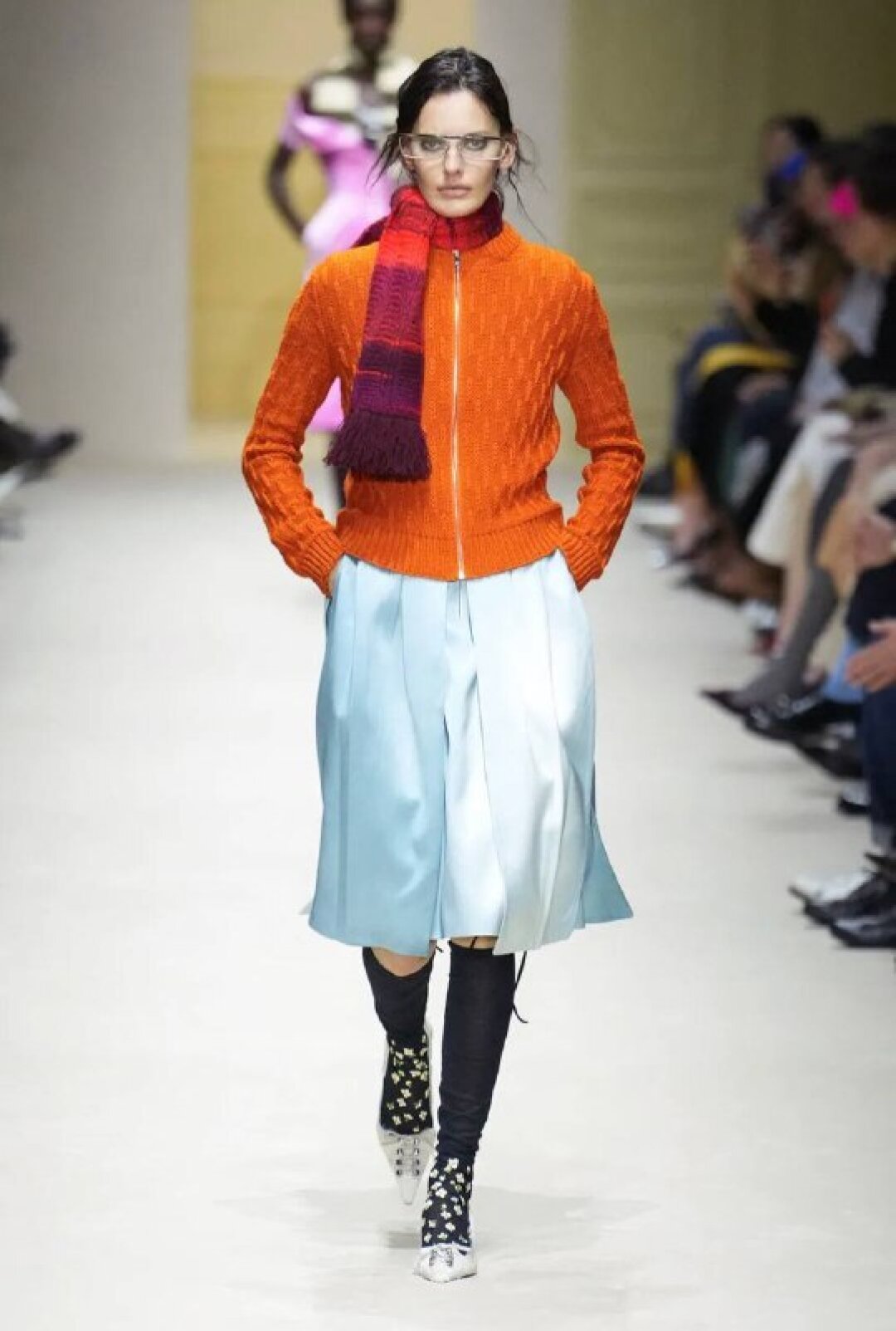 Фиксируем цветовое комбо: оранжевый + небесно-голубой + серый