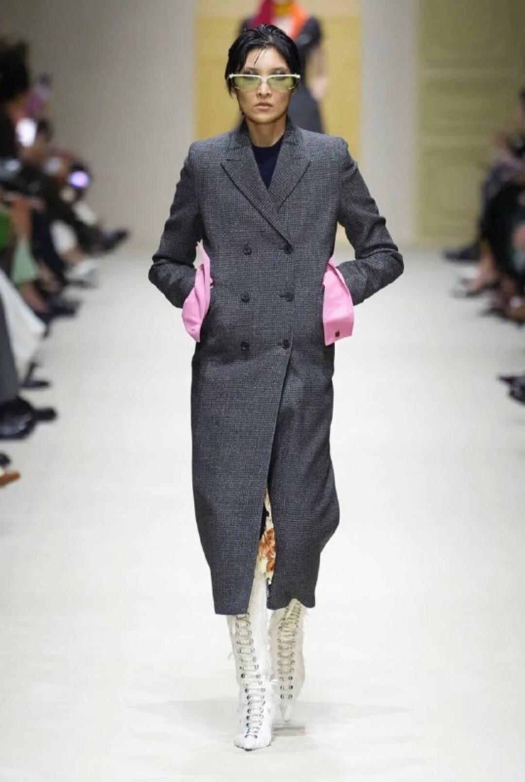 Оверсайз — out, куцые пальтишки — in