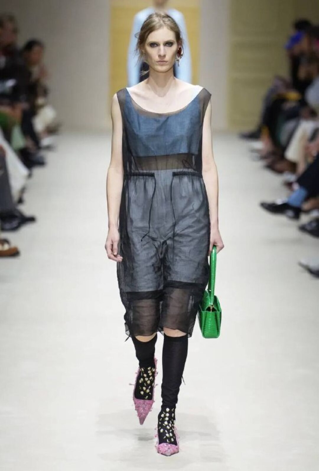 Хайлайт показа — тончайшие гольфы с цветочными вышивками