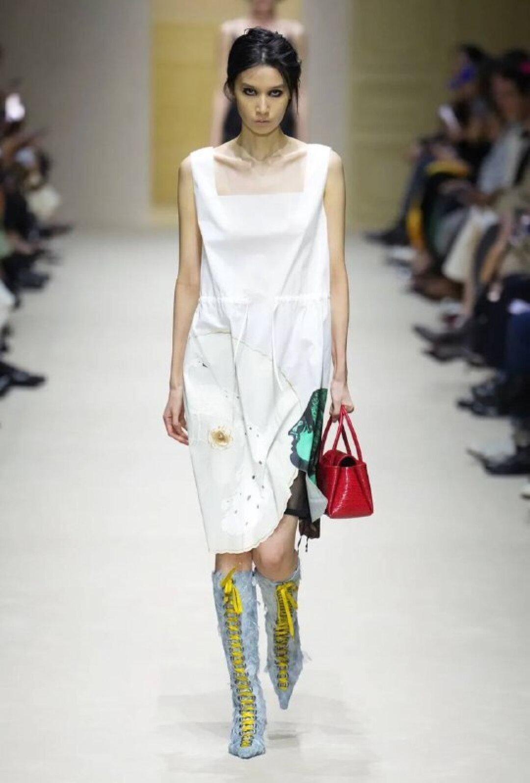 Наша римская империя — пернатые сапоги с контрастной шнуровкой