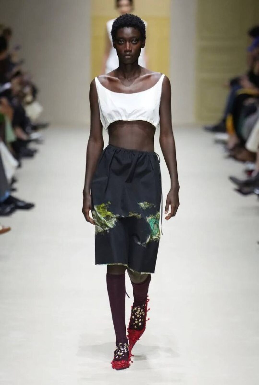 Летний мастхэв — хлопковый кроп-топ с резинкой по нижнему краю