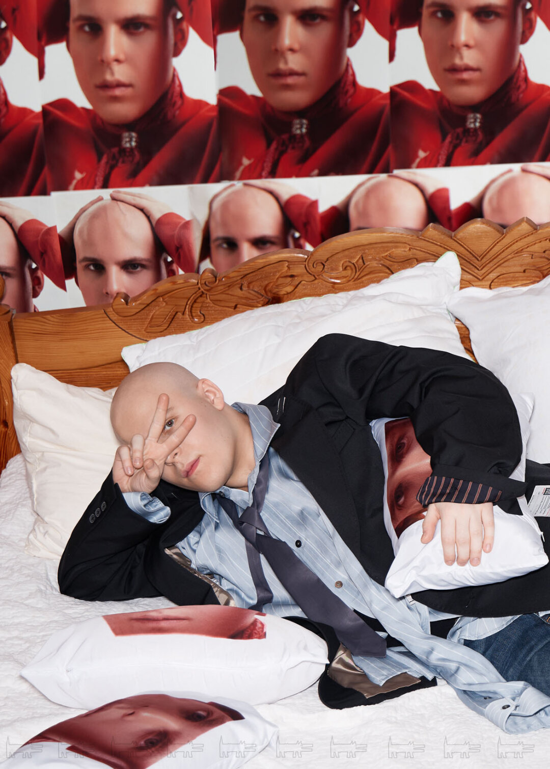 На Toxi$: куртка MIHARA YASUHIRO, джинсы MM6, обувь MAISON MARGIELA (все — SV Moscow)