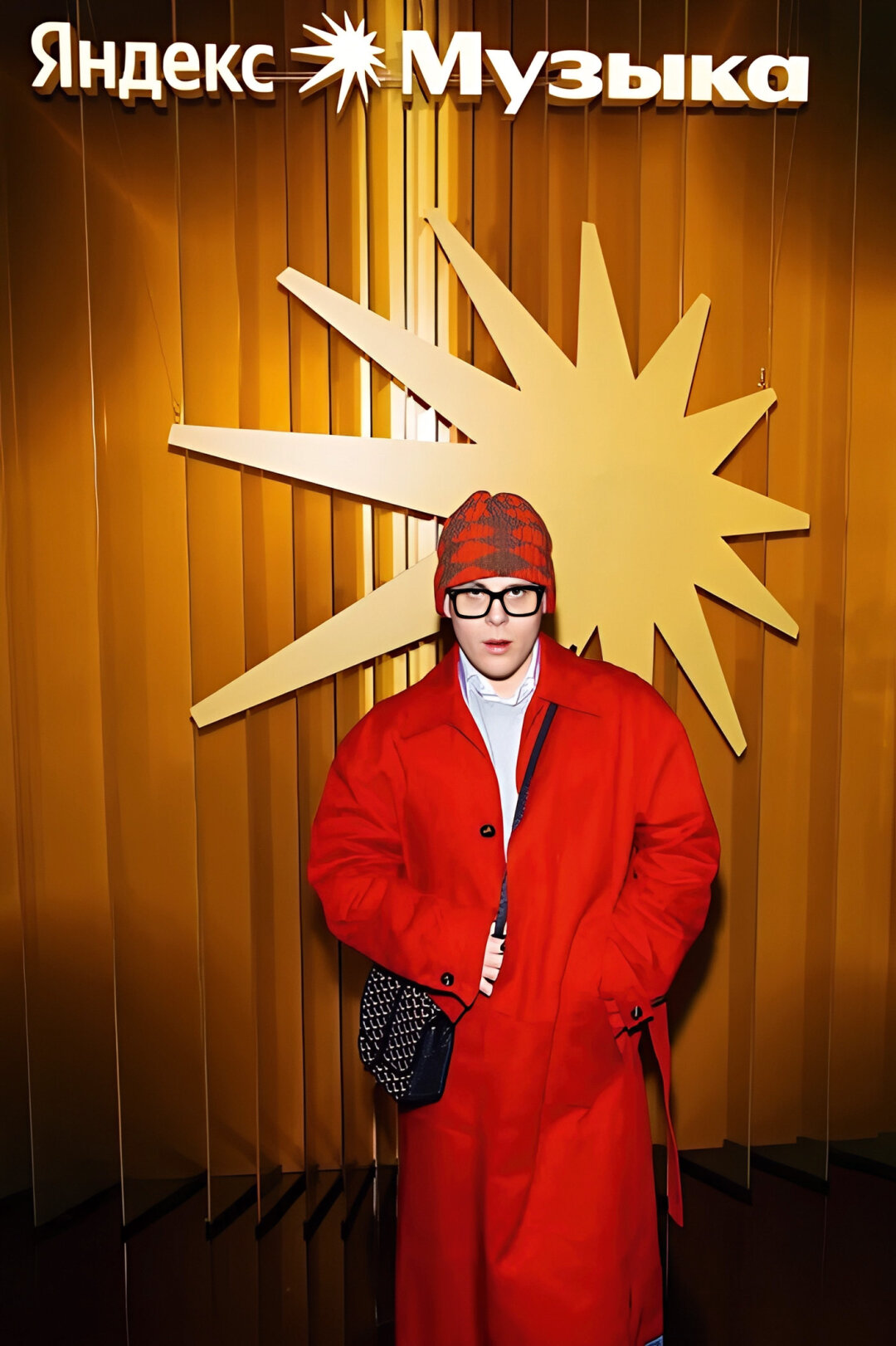 Toxi$ в red-alert-луке (хайлайт — огненное пальто Bottega Veneta и кросс-боди Goyard!) на премии «Итоги года Яндекс Музыки»