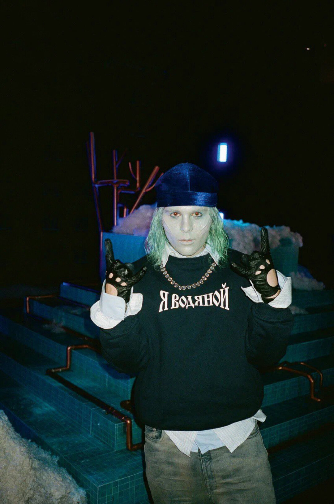 Toxi$ aka Водяной в кастомном свитшоте «Гоша Рубчинский» для шоy «Лукоморье»