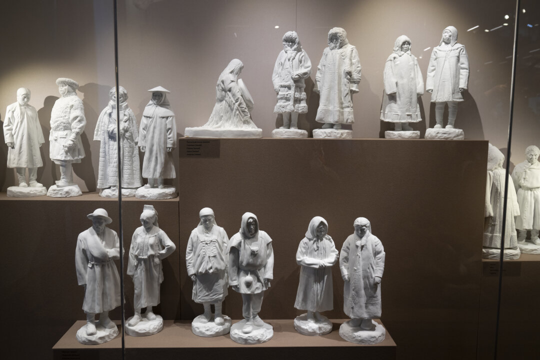 В отдельных витринах — «фарфоровый учебник этнографии» — белоснежные «бисквиты» скульптурной серии «Народности России», посвященной 300-летию Дома