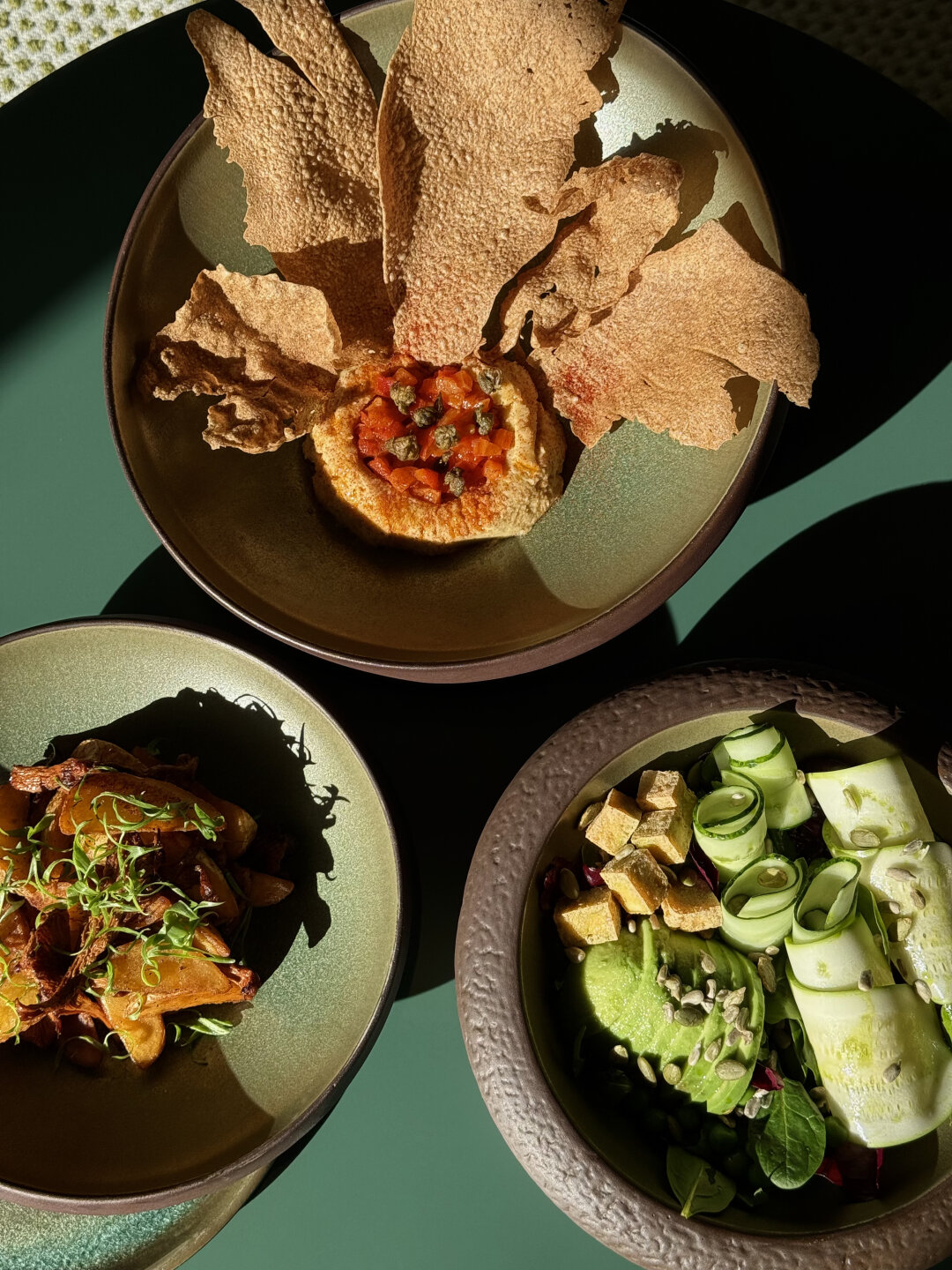 Хумус с печеным перцем, маслом чили и гречневыми чипсами, 350 рублей Зеленый салат с цукини и авокадо, 550 pублей Картофельные дольки с лисичками и