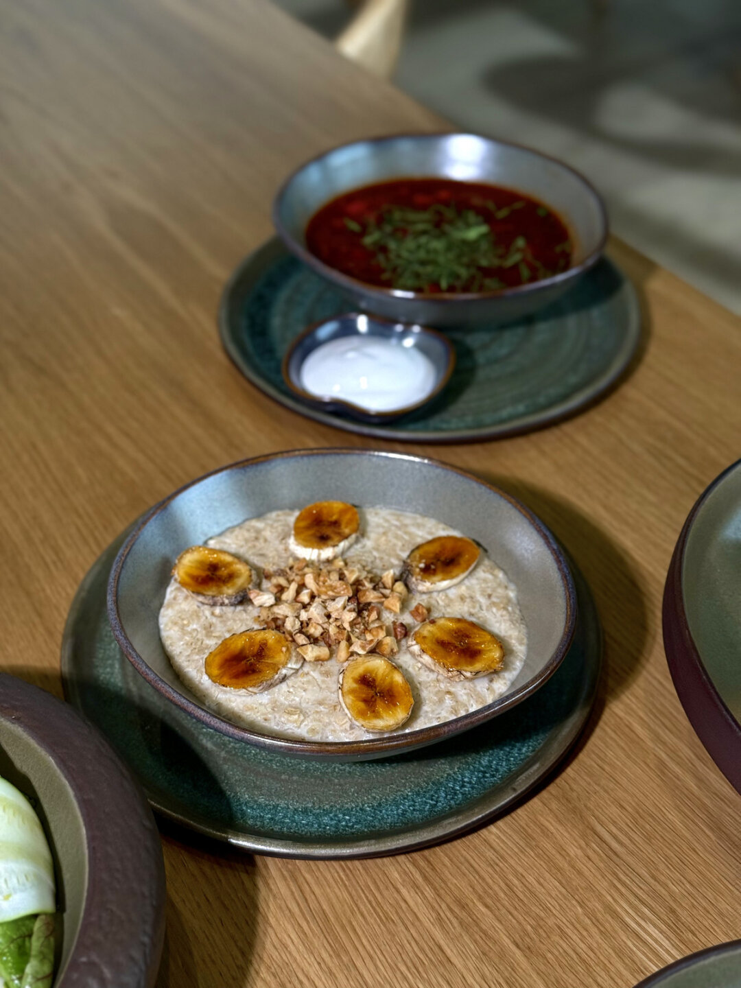 Овсяная каша на овсяном молоке с карамелизированным бананом и грецким орехом, 230 pублей Борщ с веган сметаной, 350 рублей