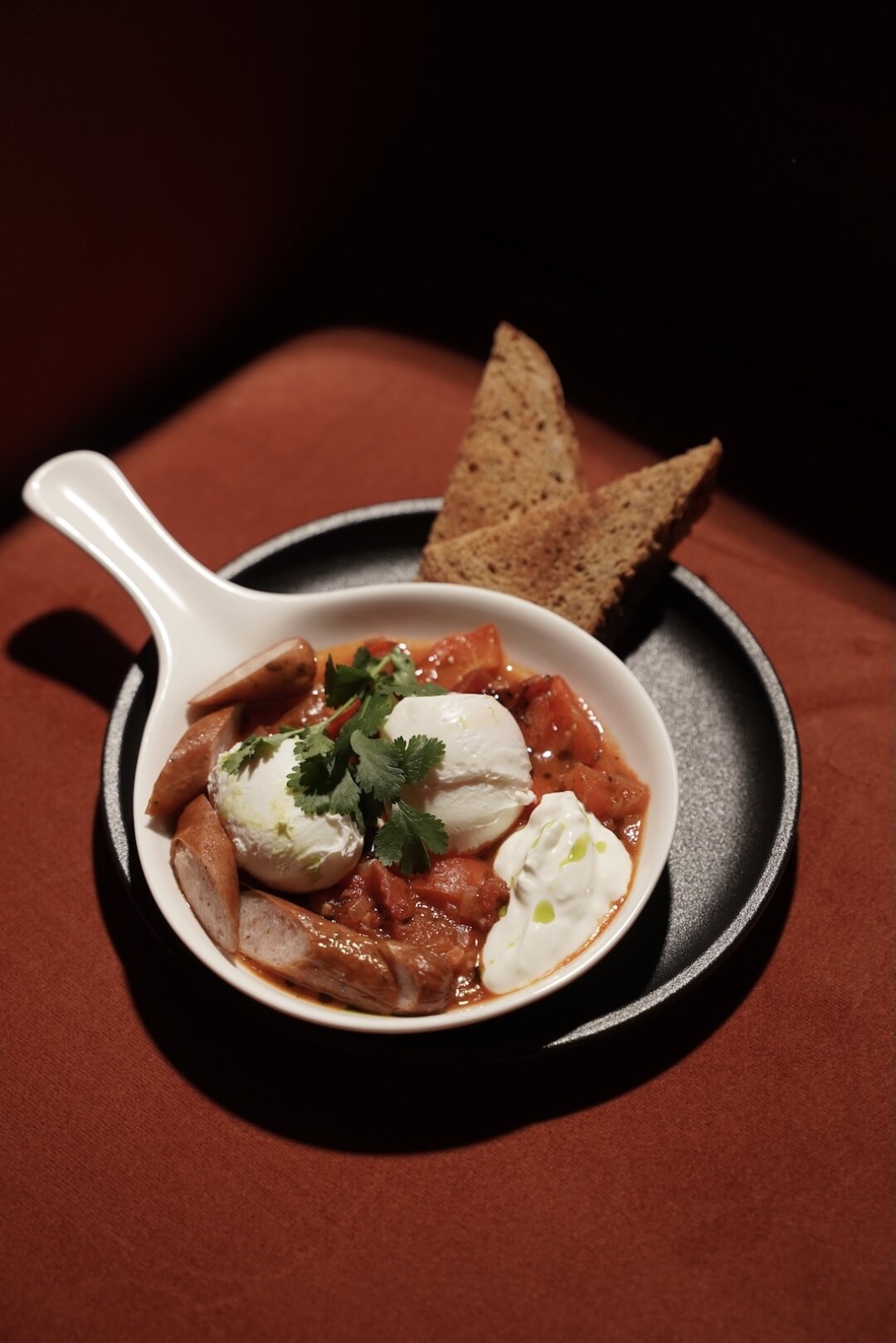 Шакшука с яйцом пашот