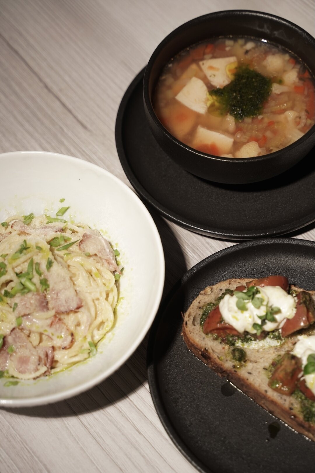 Паста Карбонара, брускетта с томатами и страчателлой