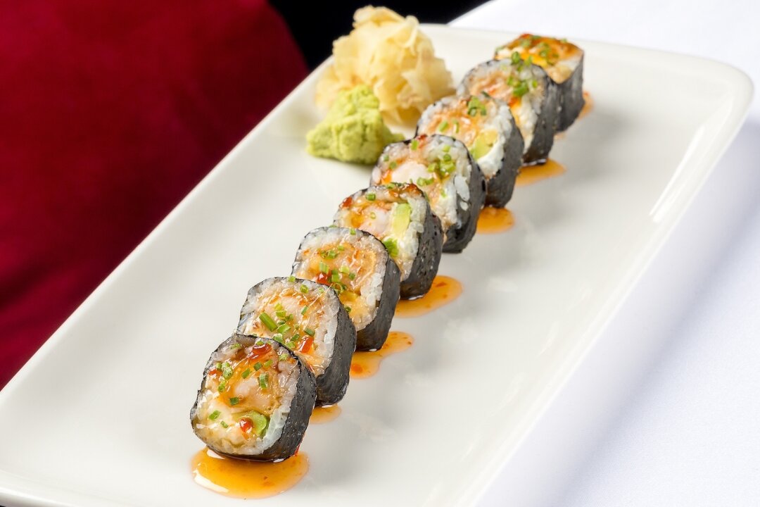 Ролл с креветкой темпура, авокадо и луком сибулет