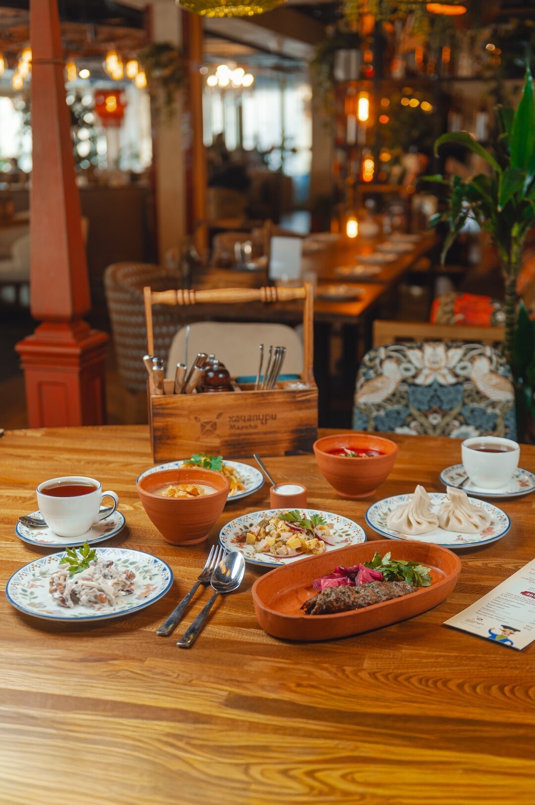 Блюда из меню ланчей в «Хачапури Марико»: люля-кебаб из свинины, хинкали с курицей и сыром, борщ с курицей, крем-суп из цветной капусты, салаты