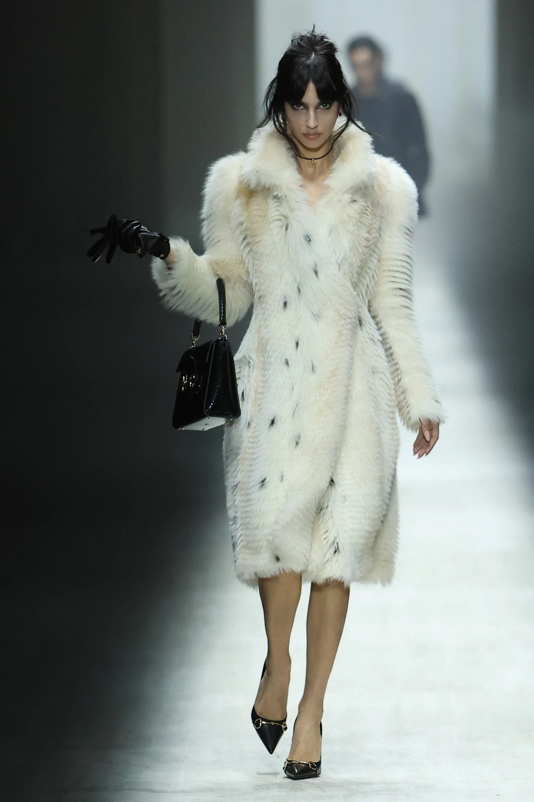 На подиум Gucci вышли Элиша и Рене (в шубе) Герберт — первые сестры-близнецы, появившиеся на обложке Sports Illustrated Swimsuit в 2025 году (за все