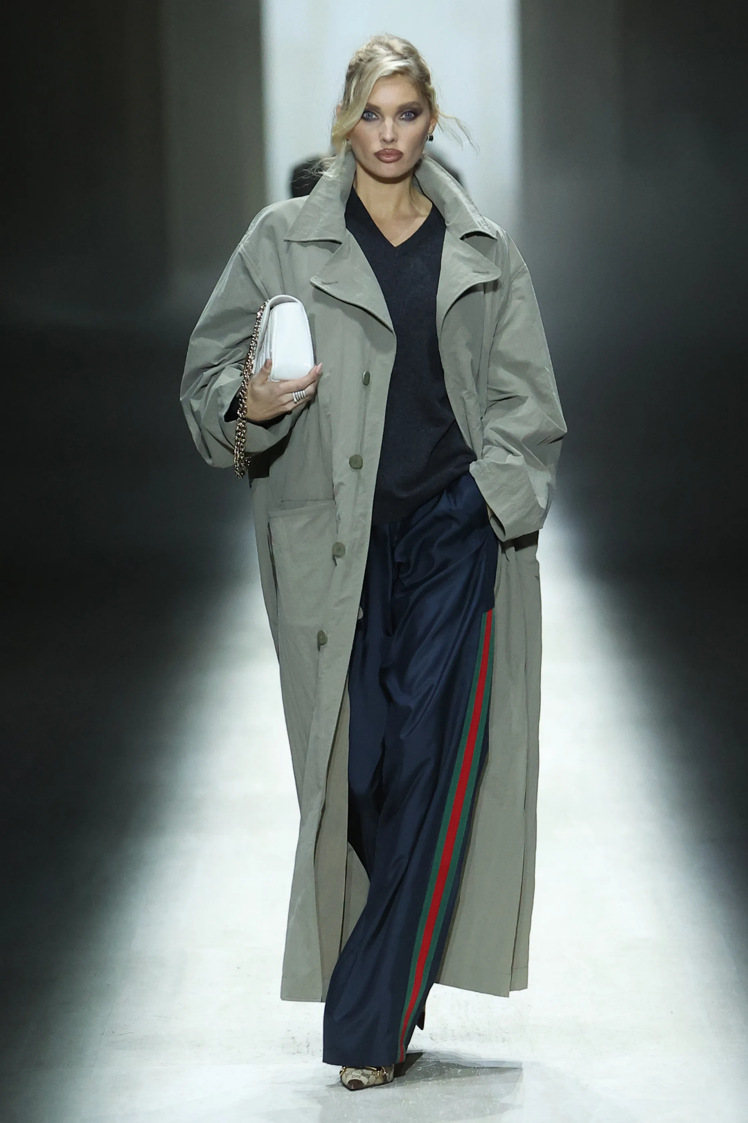 Web-лампасы — это база, убеждена Эльза Хоск на подиуме Gucci