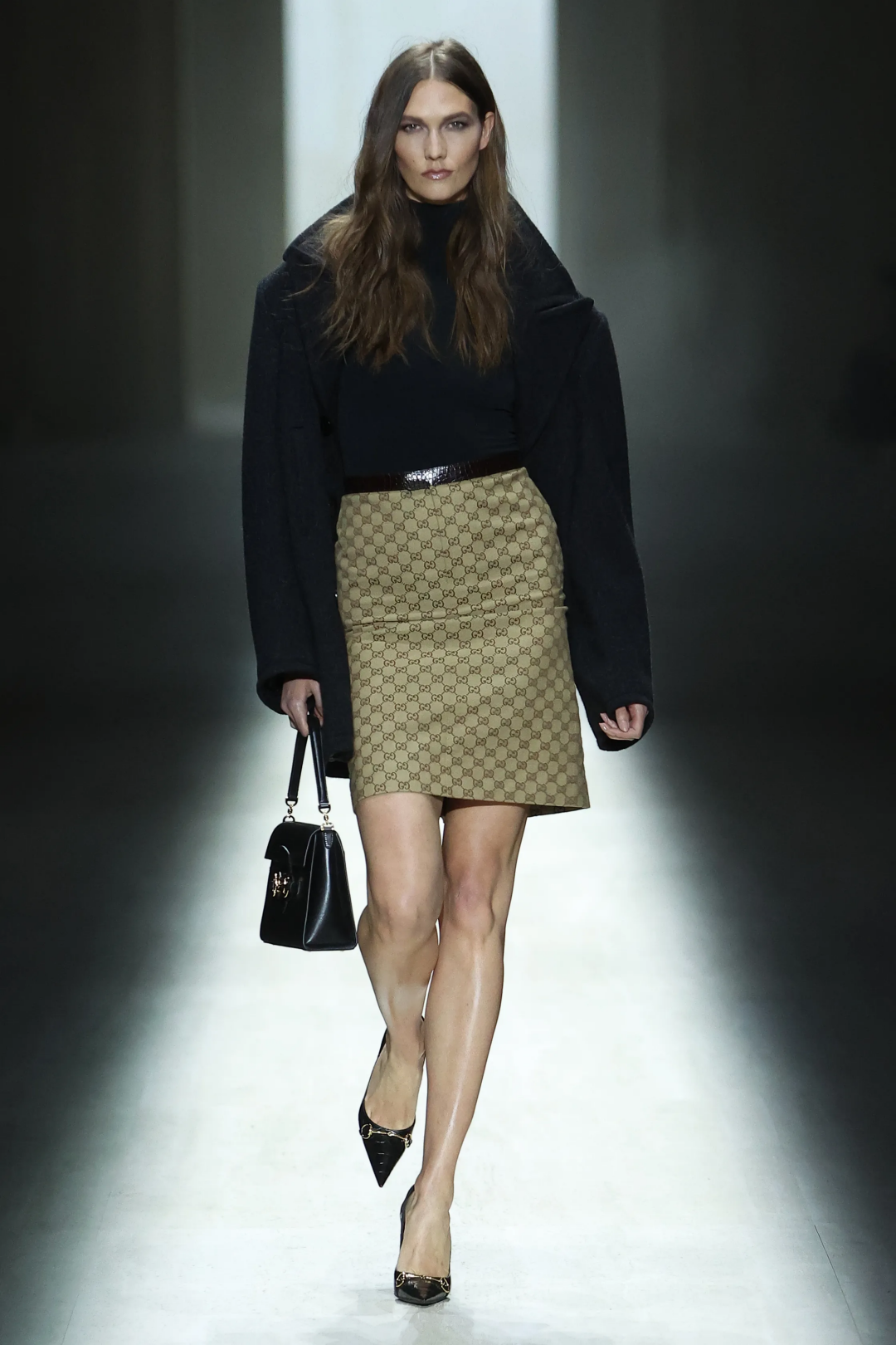 Супермодель Карли Клосс манифестирует суперуспех лого-карандашей прямиком из 1990-х