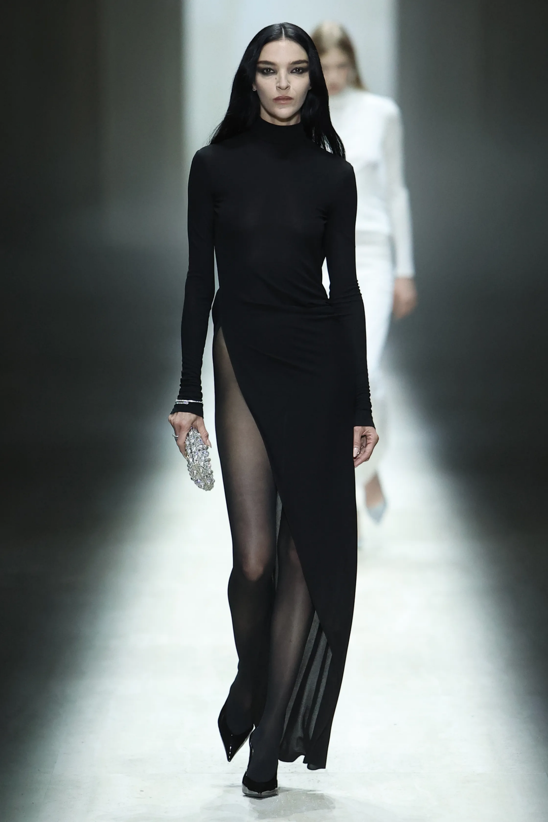 Следуем примеру Мариякарлы Босконо и носим платья с экстрадлинными разрезами