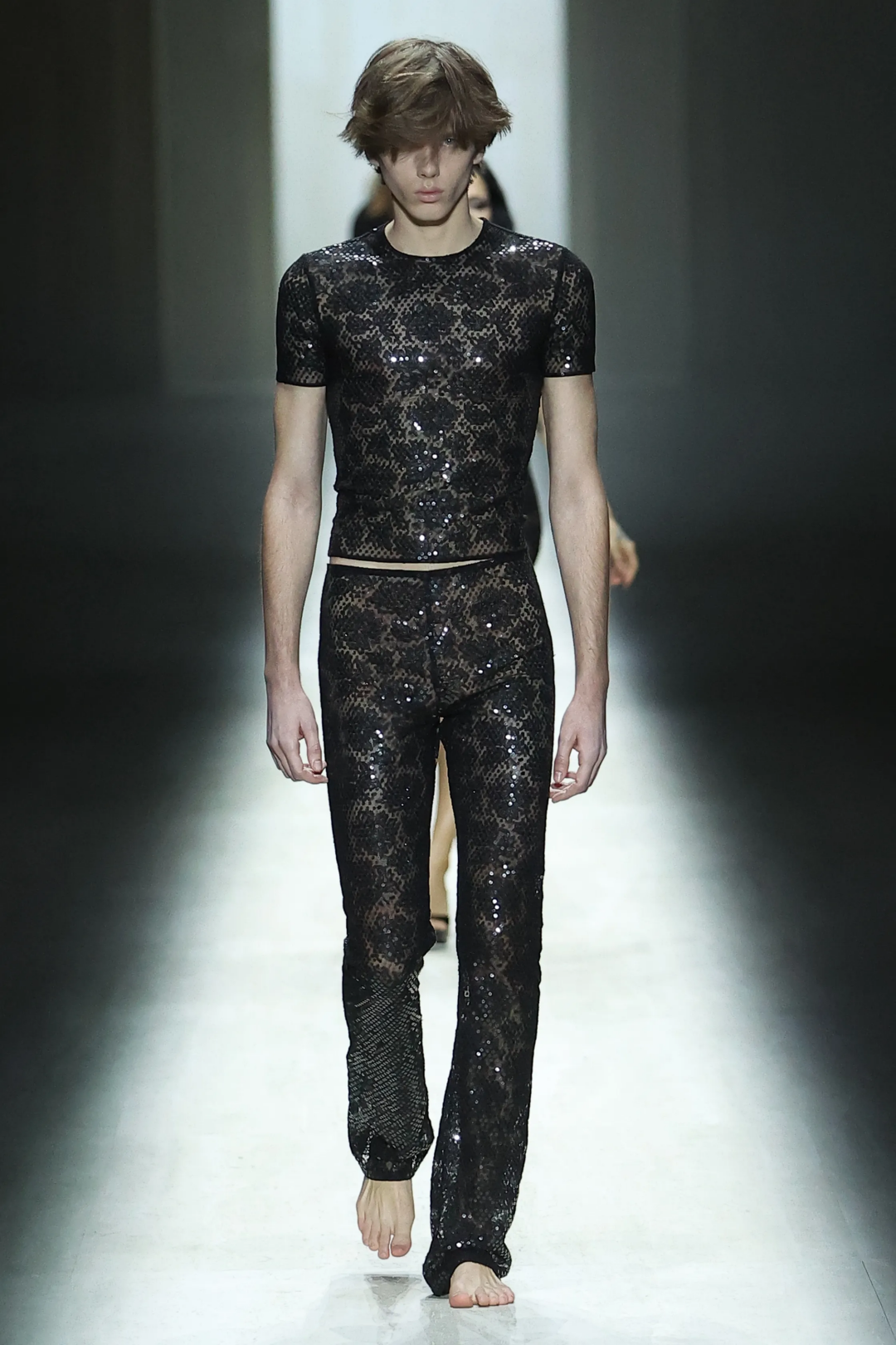 Выйти на подиум Gucci босиком — почему бы и да