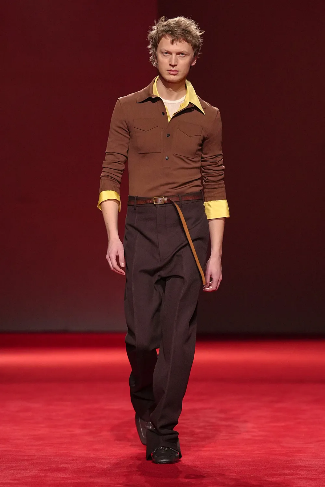 Мужские луки Bottega Veneta внезапно созданы по канону прадакора — те же многослойные поло-лонги и акцентные пояски, что на подиуме у Миуччи и Рафа