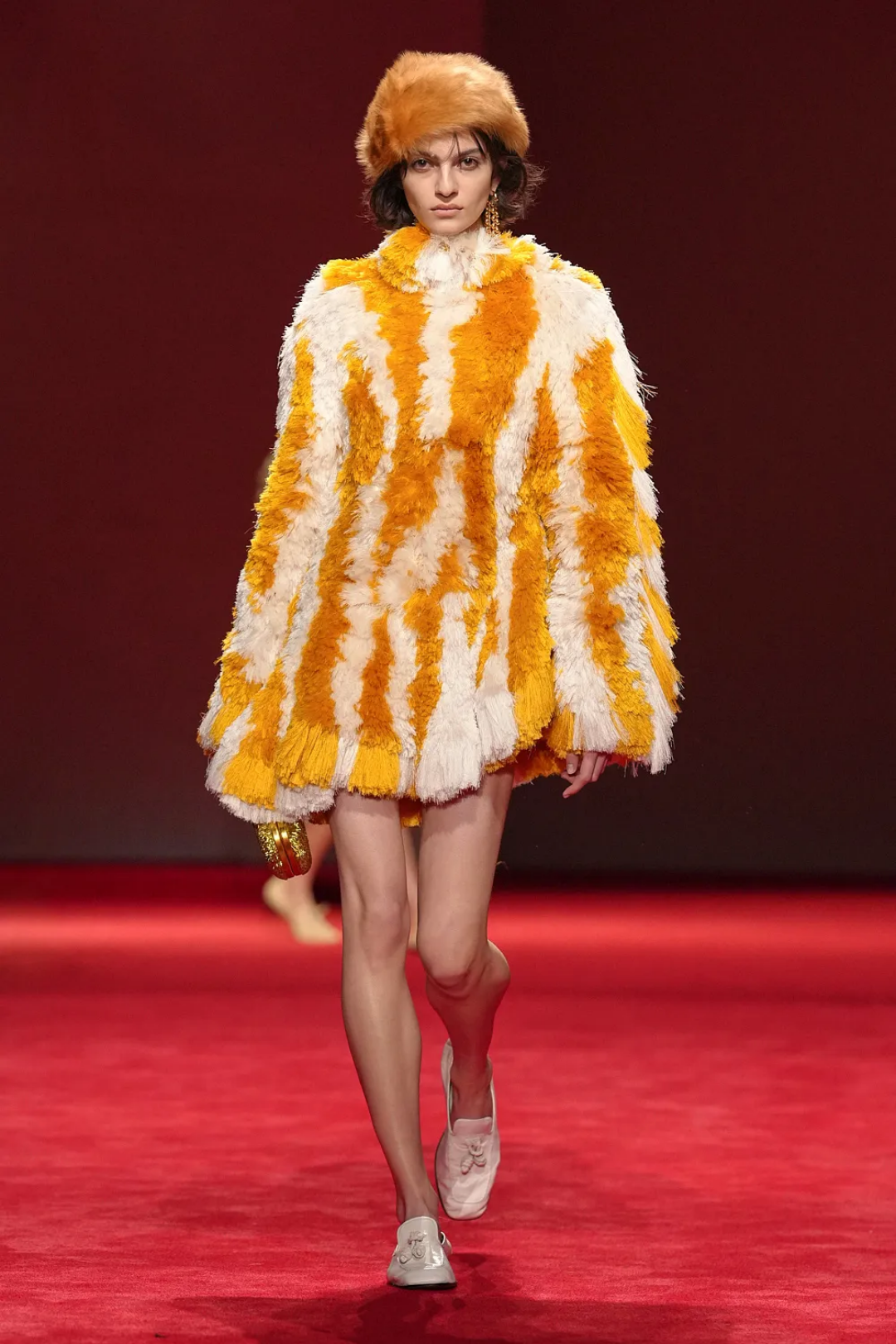 Шуба на голое тело — тоже ок (ну допустим)