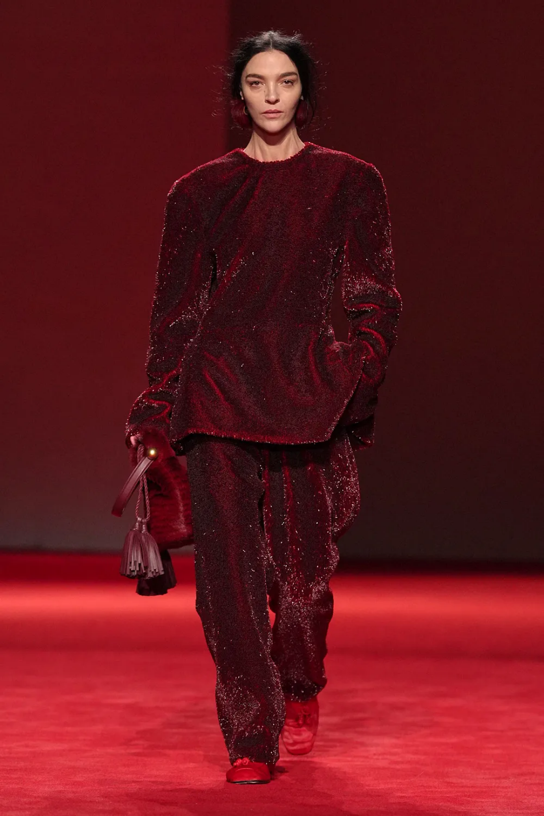 Мариякарла Босконо настаивает на тотал-луках в оттенке бургунди и предлагает миксовать их с красной обувью