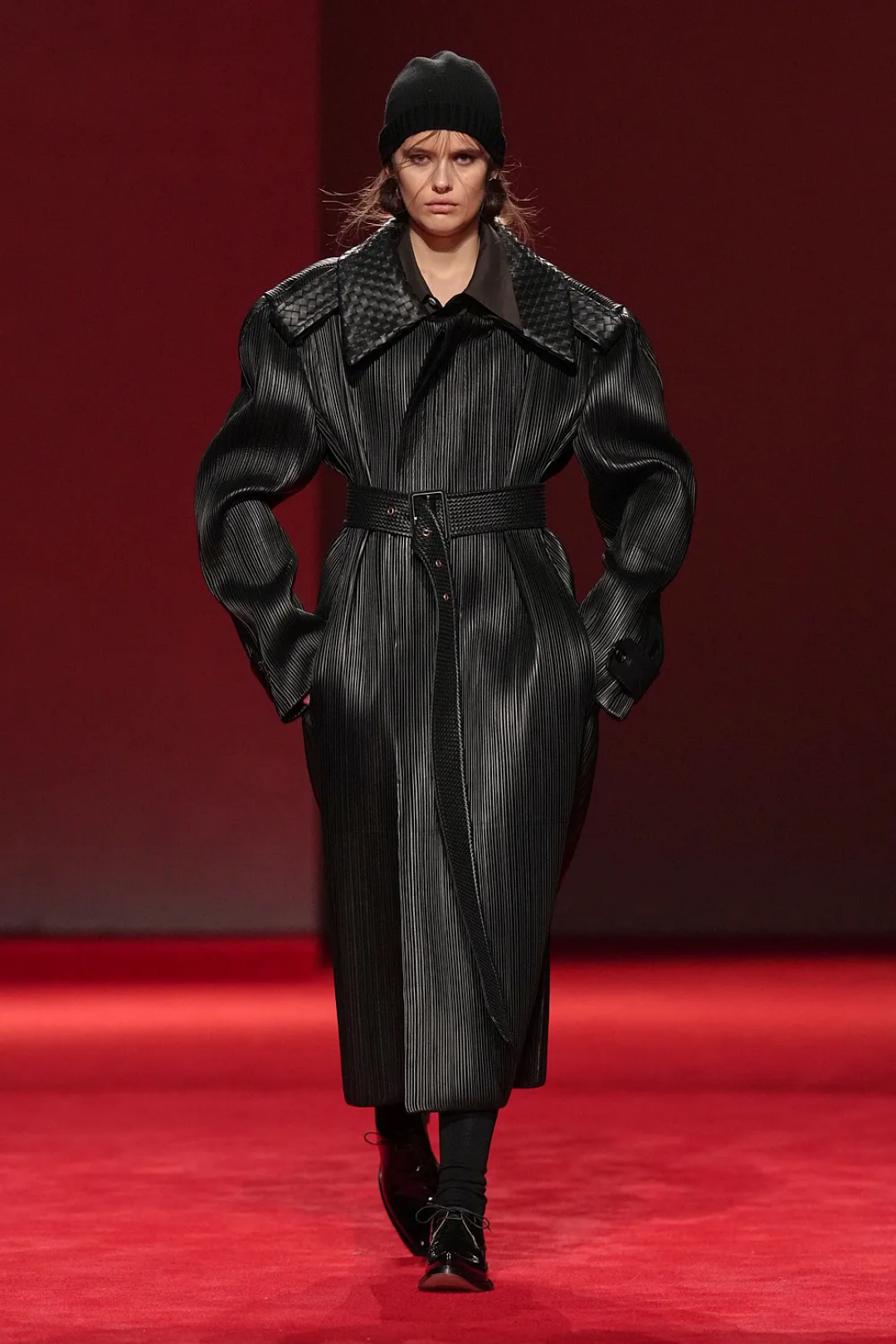 Нам это надо — плиссированое пальто с интречато-воротником (как тебе такое, Issey Miyake?)