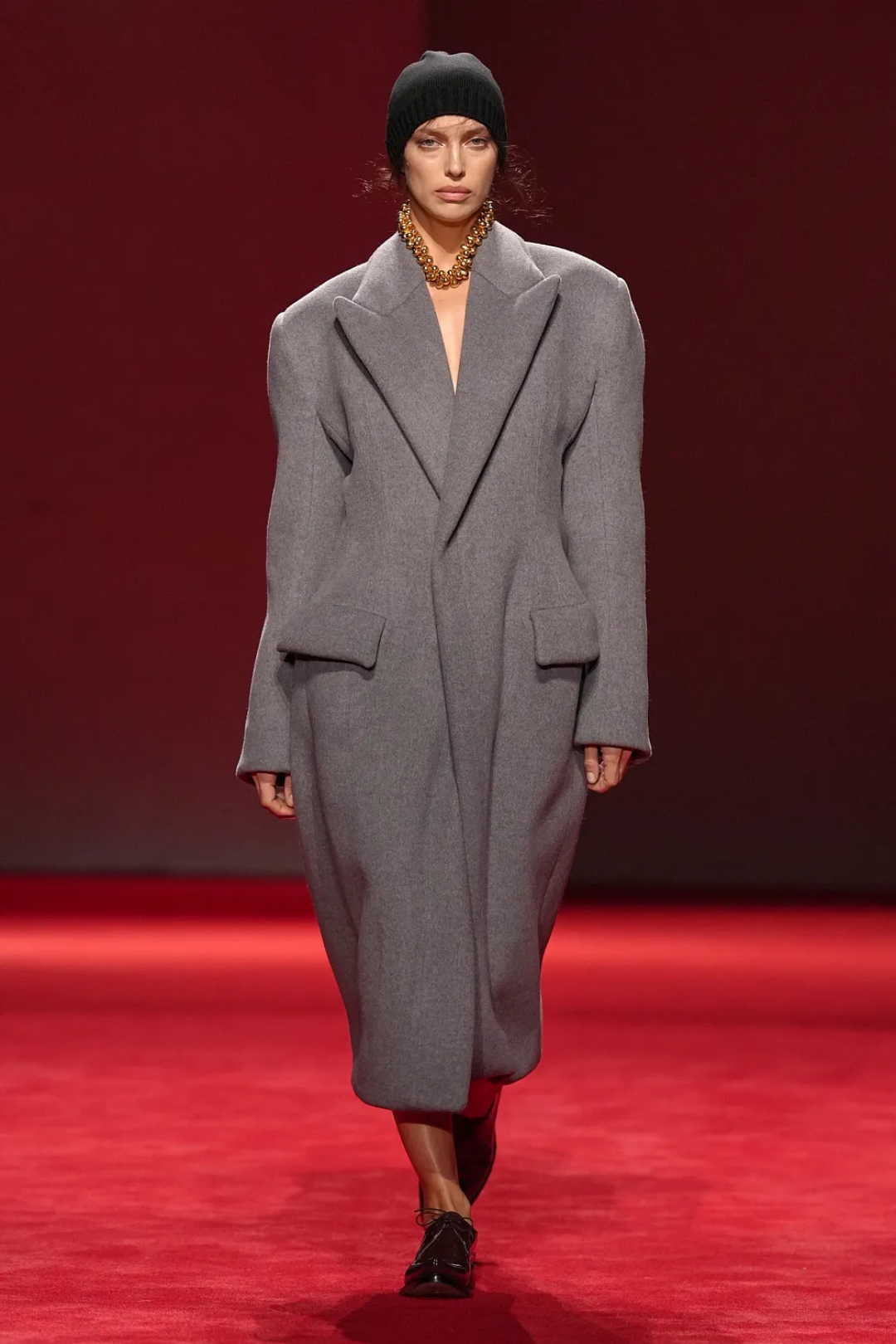 Следуем примеру Ирины Шейк и носим плечисто-приталенное пальто на голое тело — зато с шапкой и цепным ожерельем